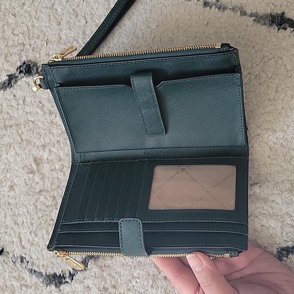 Michael Kors Adele Wallet - Picture 4 of 9